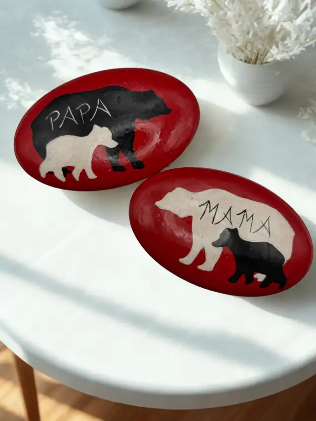 Hand painted mama and papa bear stones in Arts & Collectibles in Muskoka - Image 4