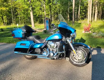 2011 Harley-Davidson FLH Limited Edition Electraglide Motorcycle. Only 23,000 Km. 103 Cubic Inch Mot...
