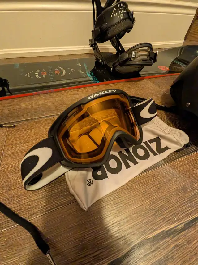 Snowboard and accessories in Snowboard in Mississauga / Peel Region - Image 6