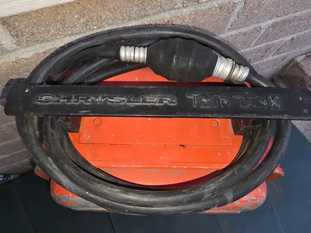 6 Gallon Chrysler Tote Tank Steel Marine Portable Gas Canisters in Other in Windsor Region - Image 3