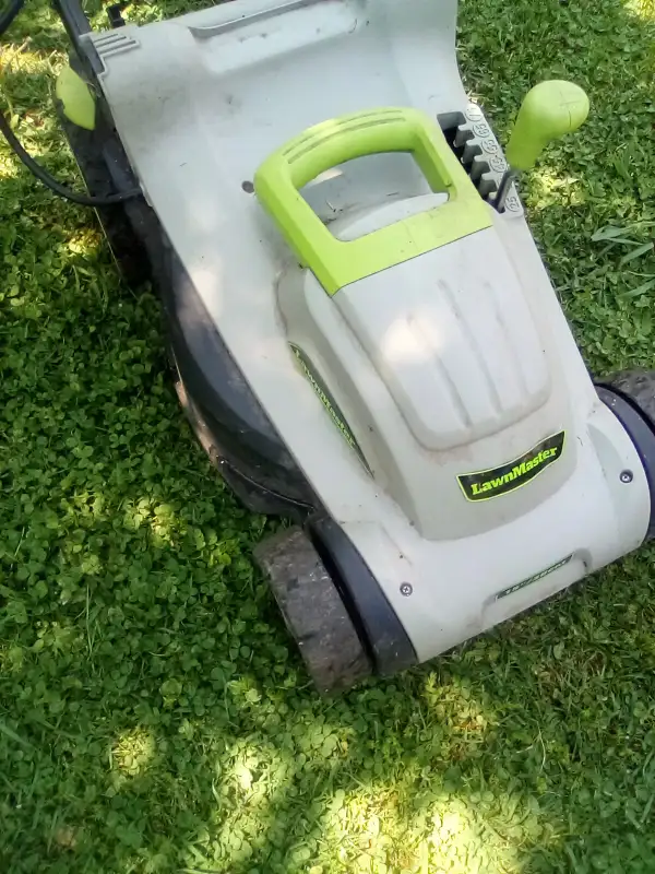 Lawn Master- tondeuse  (Électrique) in Lawnmowers & Leaf Blowers in City of Montréal - Image 6