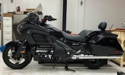 2013 Honda Gold Wing F6B. In Great condition. Lots of additional equipment; Mustang seat, backrest,...