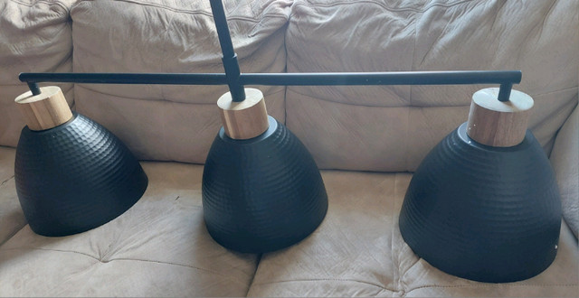 NEUVE - Lampe suspendue BOUCLAIR en bois et en métal noir dans Éclairage intérieur et plafonniers  à Laval/Rive Nord - Image 4