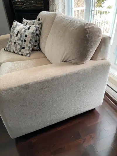 Grande causeuse 2 places achetée chez Galerie du meuble valeur $2100 comme neuve, aucun bris, aucune...