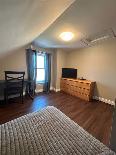 Room for rent in Trenton- Sept 1st ( Short or Long term)