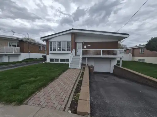 Maison individuelle à louer au cœur de Chomedey! Disponible immédiatement, le mois de mai est gratui...