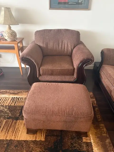 Grand fauteuil et repose pieds in Chairs & Recliners in City of Montréal - Image 2