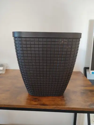 This black Paragon plastic plant pot features a textured, grid-like pattern and offers a durable sol...