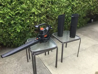 - Souffleur /Aspirateur/Broyeur à feuilles électrique Black-Decker. - le soufleur se transforme faci...