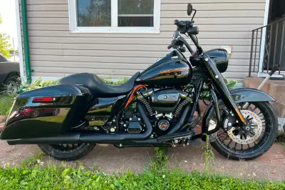 2018 HD Road King Special (FLHRXS) 114 cu. in. Has upgraded Cobra Neighbour Hater Exhaust. 92,000 km...