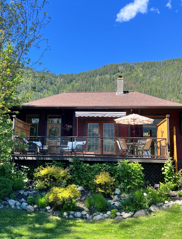 Shuswap River/North Okanagan Vacation Cottage in British Columbia in Canada - Image 3