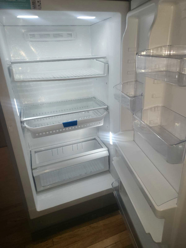 Salut j'ai un tout frigo 33 pouce en black stainless va très bie dans Réfrigérateurs  à Longueuil/Rive Sud - Image 2