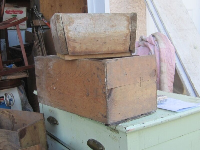 BUNCH OF OLD SOLID WOOD BOX CRATES $6 to $20 EACH in Arts & Collectibles in Winnipeg - Image 4