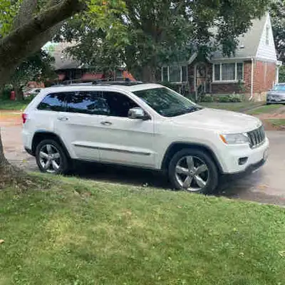 2011 Jeep Grand Cherokee fully loaded 5.7 Hemi, black leather interior, heat and cooled front seats...