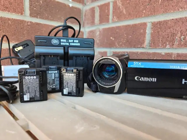 CANON Video Camera VIXIA HF R300 HD CMOS DIGITAL HANDYCAM Bundle in Cameras & Camcorders in City of Toronto - Image 2