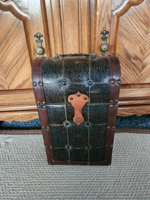petite valise pour 2 bouteilles de vin in Other in Edmundston - Image 2