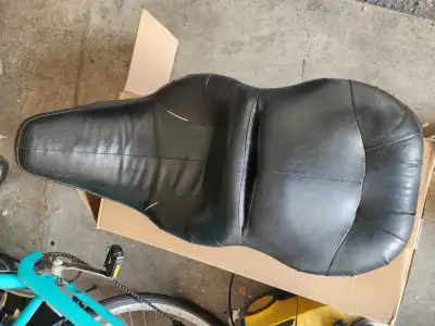 Harley seat fits 97 to 07 Take off exhaust from Harley electra also have stock Ulta classic exhaust...