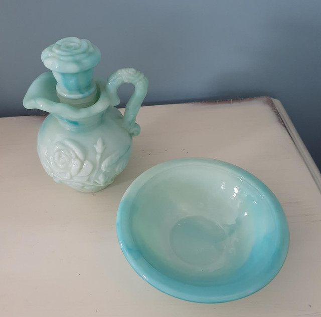 Vintage Avon Victoriana Jadeite Slag Glass Pitcher Stopper Bowl in Arts & Collectibles in Markham / York Region - Image 2