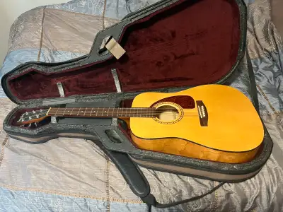 I’m really good condition. Needs one string replaced. Includes carrying case.