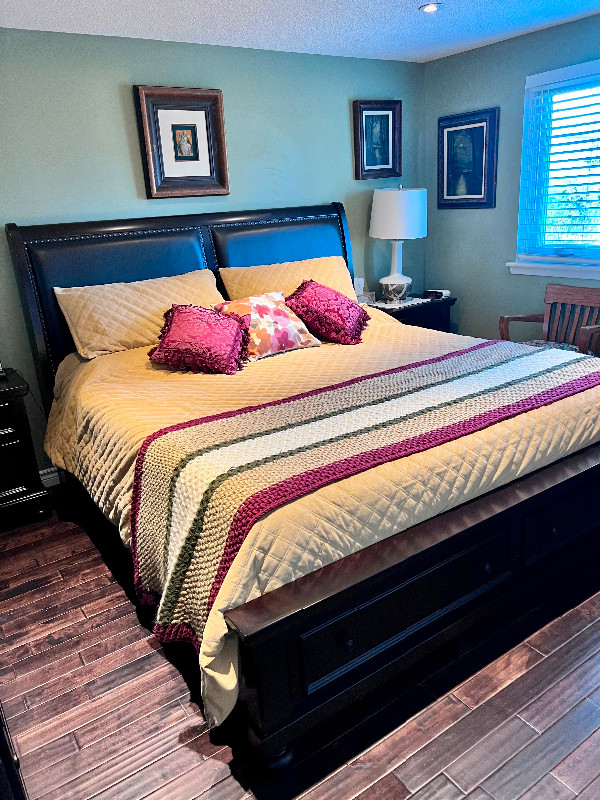 Lovely like new bedroom suite with king size bed in Beds & Mattresses in Oakville / Halton Region - Image 2