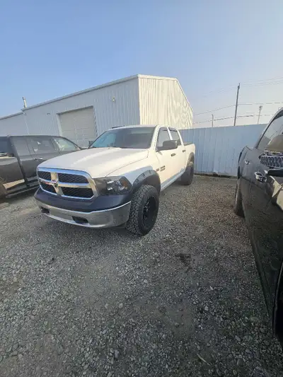 2014 ram 1500 4x4 crew cab Truck needs nothing! Brand new complete front end all ball joints and sta...