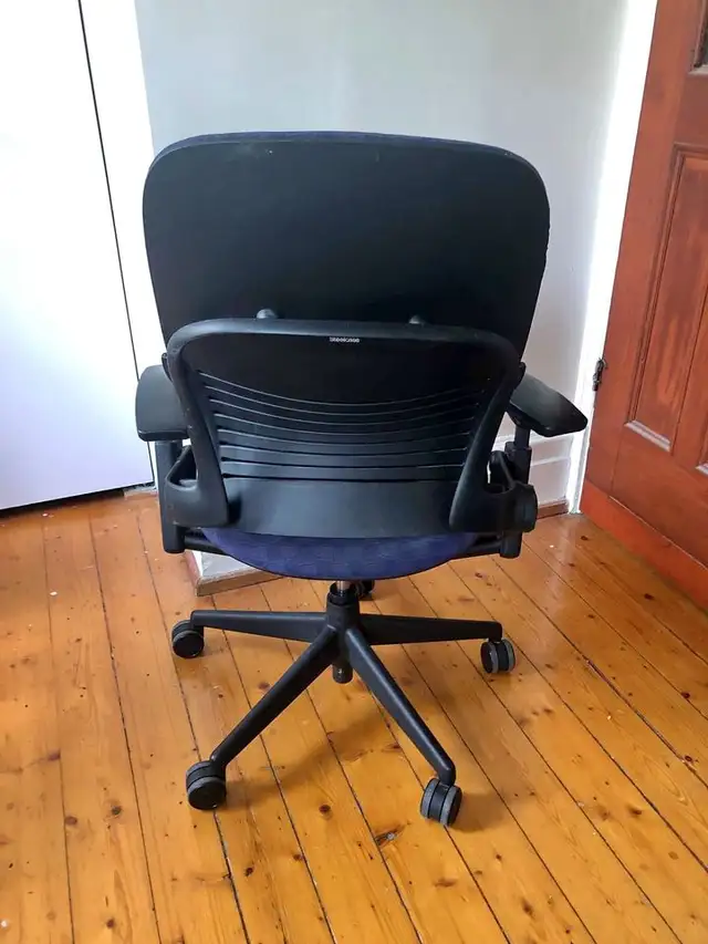 Steelcase Leap v2 Blue in Chairs & Recliners in City of Toronto - Image 4