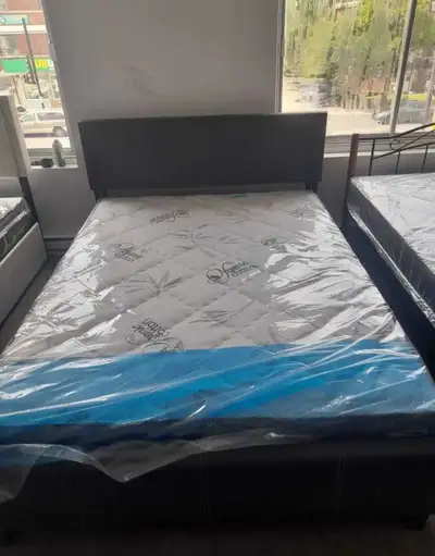 Lit Queen avec matelas neuf , View more