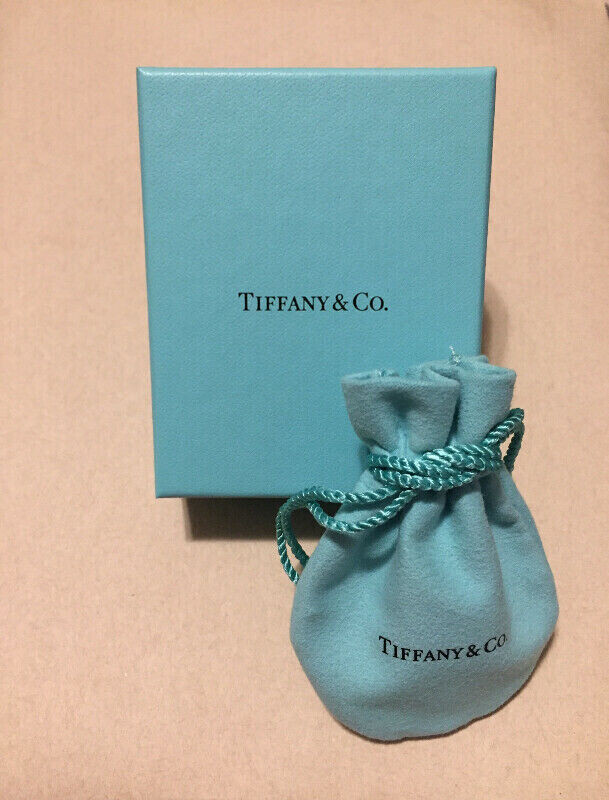 *Like new Tiffany & Co. Sterling Silver bracelet *Original owner in Jewellery & Watches in City of Toronto - Image 4