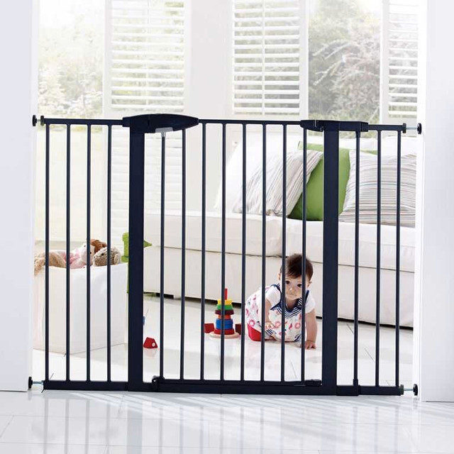MunchkinBrica Easy Close Tall & Wide Metal Baby Gate in Gates, Monitors & Safety in Charlottetown - Image 2