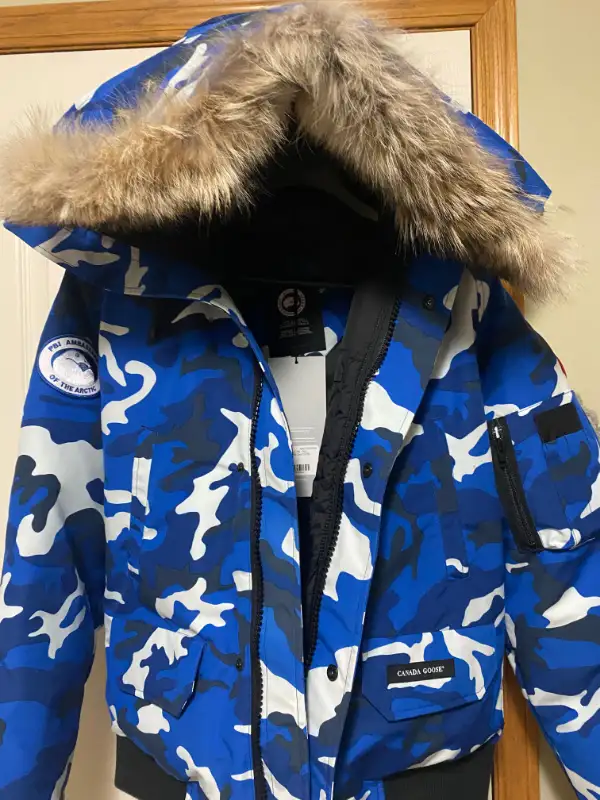 Canada goose men’s Jacket in Women's - Tops & Outerwear in Calgary - Image 6