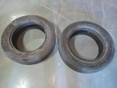 Deux pneus qui étaient sur une Dodge Caravan...$60.