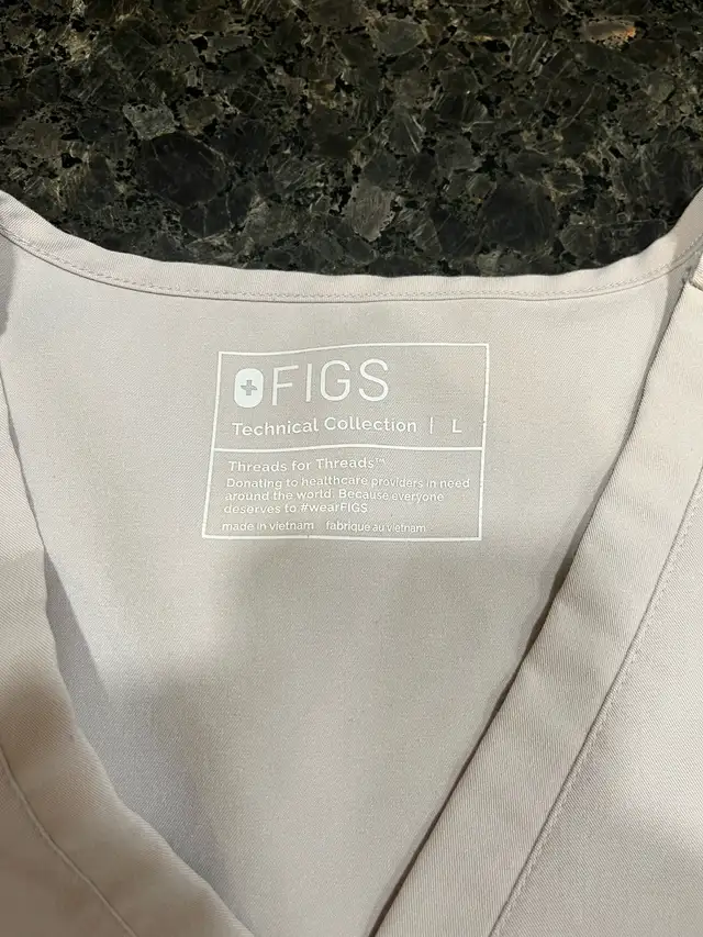 Figs Slate Casma Scrub top sz L in Women's - Tops & Outerwear in Red Deer - Image 3