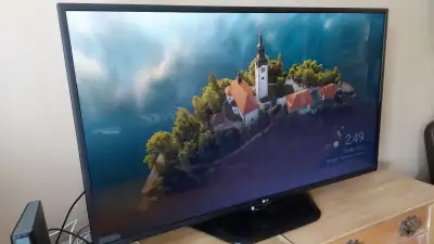 Gravenhurst: 55 inch LG Smart LED TV 55LN5700 Comes with manual, remote, and quick set up guide. For...