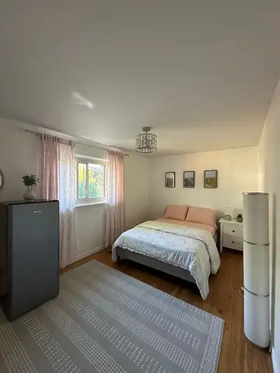 Private bedroom located upstairs in family home Access to shared kitchen, living room, dining room,...