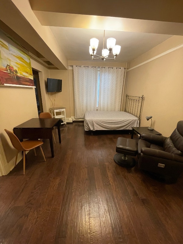 Fully Furnished Downtow Studio Condo Balfour Building Aug 26th Long