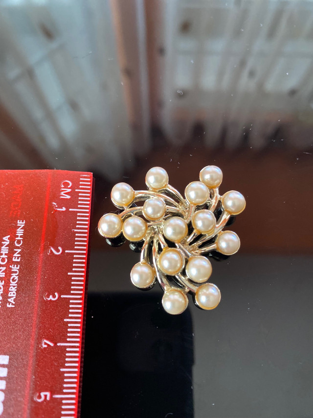 VINTAGE EMMONS FAUX PEARLS GOLD TONE  BROOCH in Jewellery & Watches in Delta/Surrey/Langley - Image 3