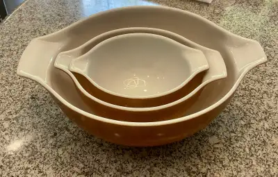 Pyrex Set of Nesting Mixing Bowls, View more