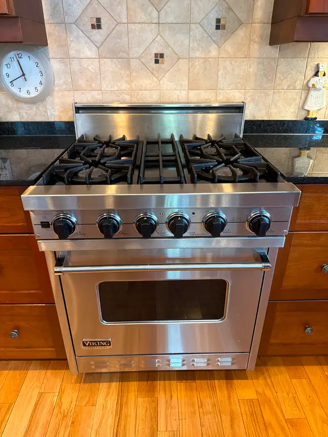 Viking Pro 30” Natural Gas Stove in excellent condition. in Stoves, Ovens & Ranges in Trenton - Image 3