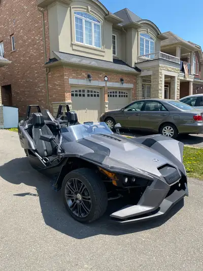 Get ready to turn heads with this sleek, pre-owned 2015 Polaris Slingshot, a three-wheeled roadster...