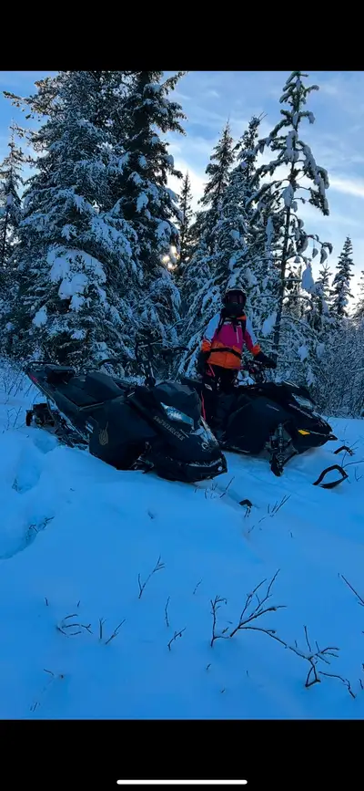 Pair of his and her summit 850s 2018 154 3” 2900km has can , finger throttle , cfr bars 2017 165 3”...