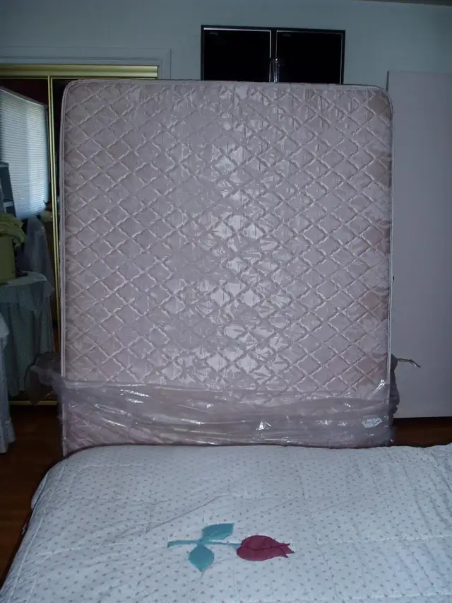 Matelas Queen pour roulotte in Fishing, Camping & Outdoors in Longueuil / South Shore - Image 2