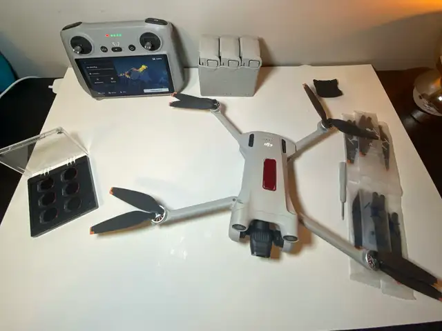 DJI Mini 3 Pro with DJI RC + Fly More batteries - only 3.5h