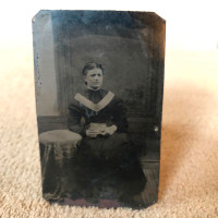 Ancienne photo Ferrotype (Tintype) Jeune dame assise #  11