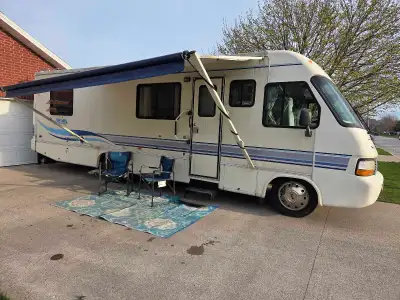 1996 Damon Daybreak 111,400km 30 foot Sleeps 6 - Queen bed, convertible dinette, and jackknife sofa...