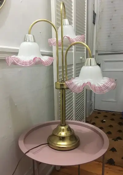 Beautiful Mid century Italian Murano Pink Tip Glass Tulip Lamp, View more