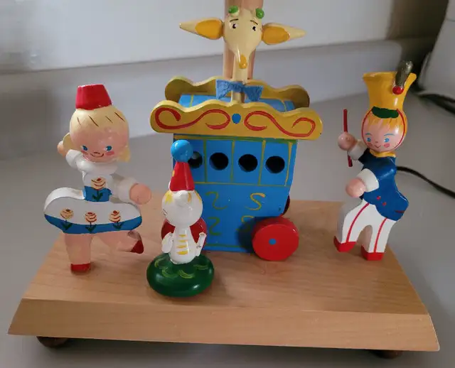 Vintage Wood Circus Figures Wind-up Musical Nursery Lamp in Arts & Collectibles in Oshawa / Durham Region - Image 7