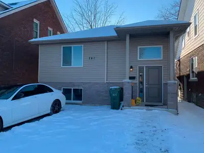 Private room close to University of Windsor for Rent