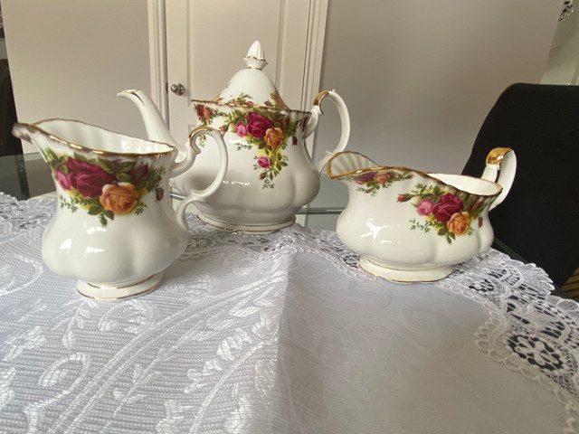 1962 Royal Albert Old Country Rose  Tea set in Arts & Collectibles in Markham / York Region - Image 3