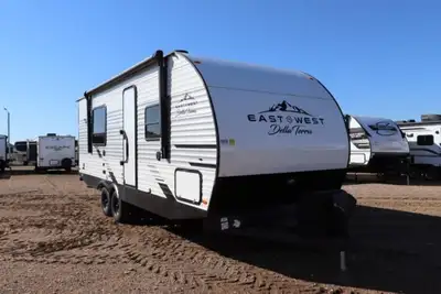 2022 Della Terra East to West by Forest river Rear queen bed - no bunks. Couples trailer. Bought new...