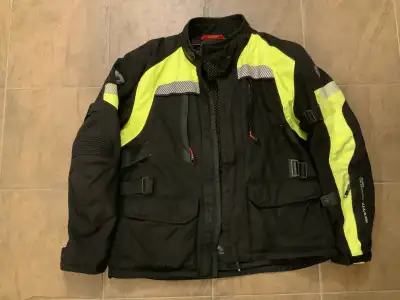 Je vends mon ensemble de moto REV'IT! de taille XXL, idéal pour les motards recherchant confort et p...